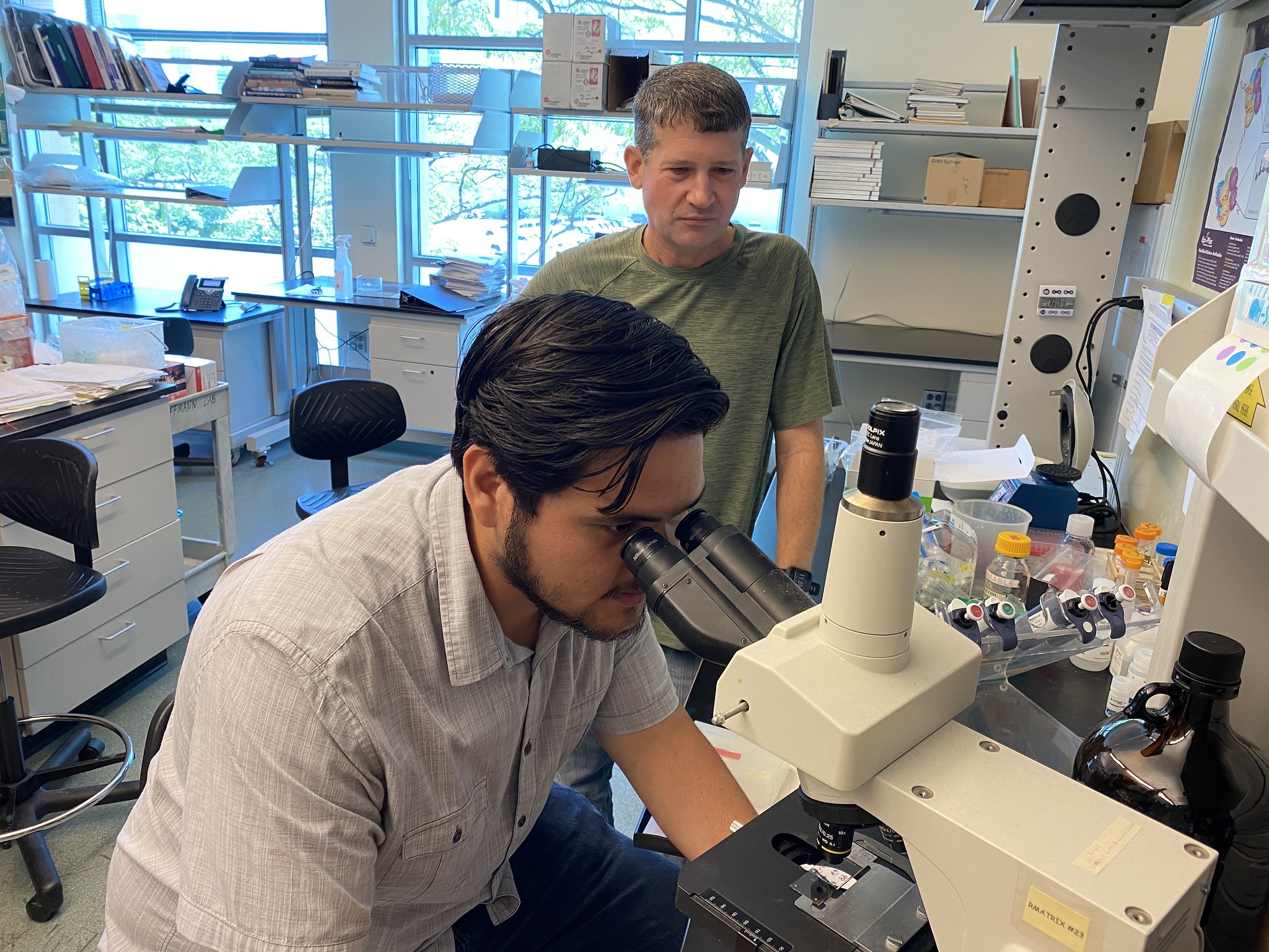 Dr. Matthew Pitts oversees the work of JABSOM graduate student Lance Nunes.